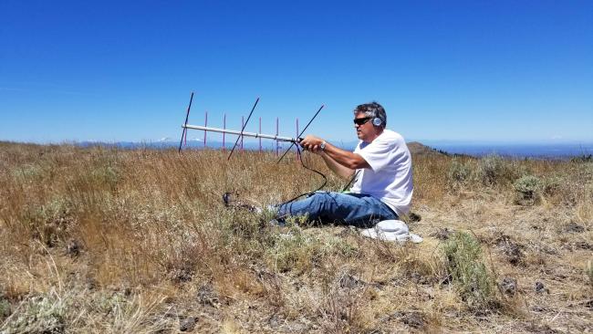 Mark, W6IA, tracking a satellite low on the horizon