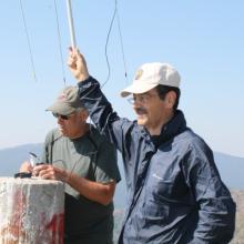 SV2OXS points the yagi while K7ATN logs 2m contacts