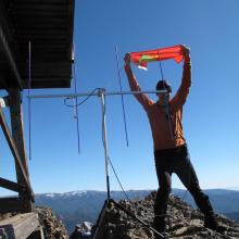 Success! KG7EJT on summit of Red Top Mountain with SOTA flag
